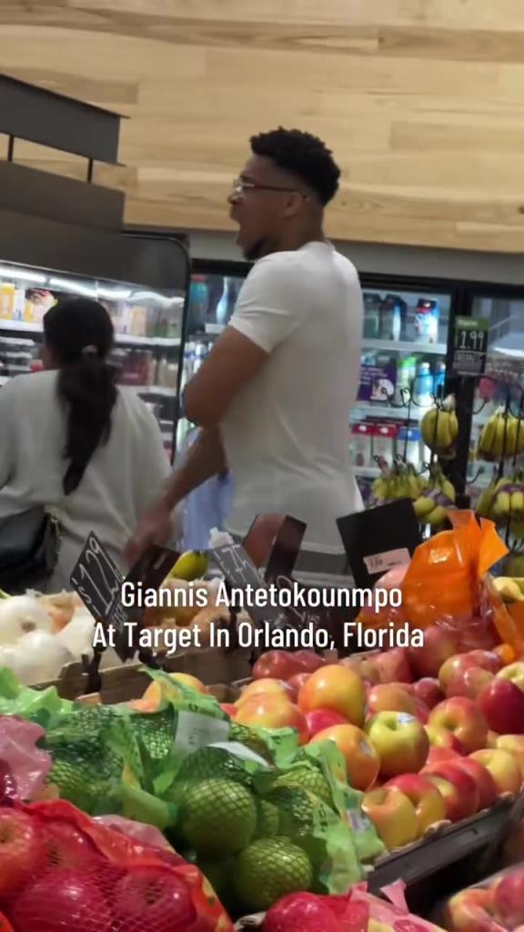 好男人?。∽帜父缭趭W蘭多度假 陪妻子一起逛超市