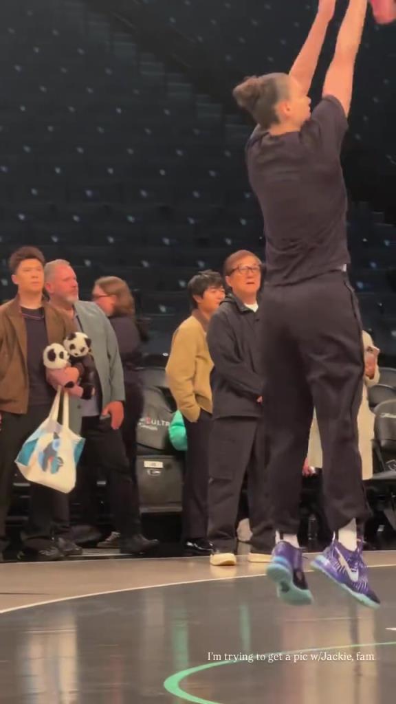 71歲成龍現(xiàn)身巴克萊中心看女籃比賽：她們投籃怎么那么準(zhǔn)！??！