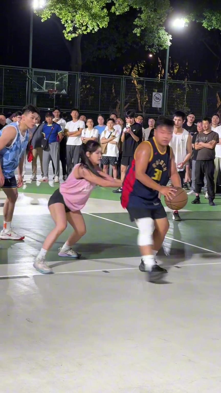 這哥們看見防自己的是女生，一個(gè)勁背打，球也不傳了